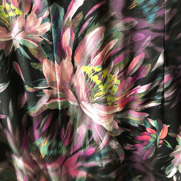 Incredibly gorgeous floral dress - Picture 2 of 6